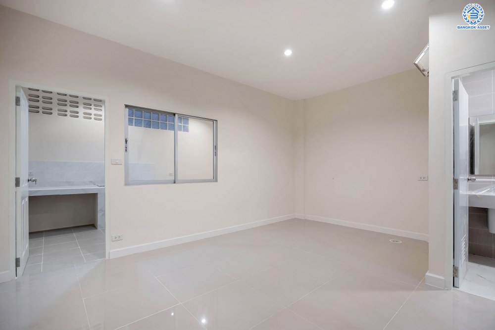 บ้านมือสองตกแต่งใหม่ โครงการ ไชน่าทาวน์ รามอินทรา8 เนื้อที่ 22 ตร.ว. ฟังก์ชัน 3 ห้องนอน 3 ห้องน้ำ 1 ที่จอดรถ บนทำเลศักยภาพ เชื่อมต่อถนนรามอินทรา ถนนลาดปลาเค้า ถนนเกษตรนวมินทร์ ใกล้รถไฟฟ้าสายสีเชียว "สถานีเสนานิคม" และทางด่วน "ฉลองรัช"